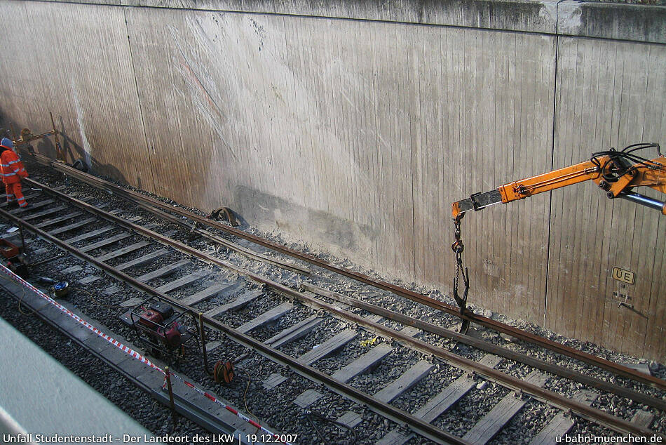 Verkehrsunfall auf U6 Kleinlaster im Gleis (2. Update