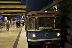 Fahrt in der Party-U-Bahn: warten auf die Weiterfahrt am Olympia-Einkaufszentrum (U3-Ebene)