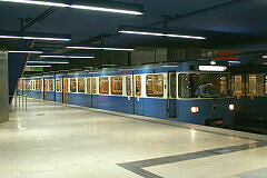 A-Wagen 102 im U-Bahnhof Olympia-Einkaufszentrum (U1)