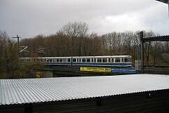 A-Wagen 103 und 104 auf dem Güternordring über der eingehausten Trasse der U6