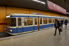 A-Wagen 104 nach seinem Gastaufenthalt in Nürnberg wieder in München als U2 im U-Bahnhof Kolumbusplatz