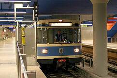 A-Wagen 129 als dort startende U1 im U-Bahnhof Olympia-Einkaufszentrum (U1)
