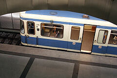 A-Wagen 175 als dort startende U2 im U-Bahnhof Feldmoching, aus dem Sperrengeschoss gesehen