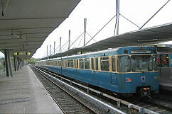 A-Wagen 250 als U6 im U-Bahnhof Garching-Hochbrück