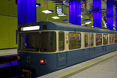 A-Wagen 337 als U6 im U-Bahnhof Münchner Freiheit