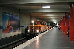 Akkulok mit Bauzug im U-Bahnhof Odeonsplatz (U3/U6)