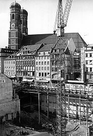 Oktober 1969: Ecke Kaufingerstraße / Rosenthal: Baugrube mit S-Bahntunnel