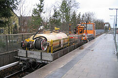 Waschzug hinter Schwerkleinwagen 8933 im U-Bahnhof Kieferngarten