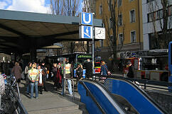 Brand im U-Bahnhof Münchner Freiheit: Die Polizei sperrt den Abgang ab