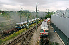 420 001 der Münchner S-Bahn trifft A-Wagen der MVG