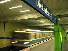 Einfahrender A-Zug im U-Bahnhof Dietlindenstraße