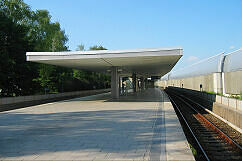 U-Bahnhof Freimann vor dem Umbau, rechts die Lärmschutzwand der A9