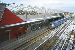 Alter U-Bahnhof Fröttmaning während des Baus des neuen Bahnhofs (im Hintergrund)