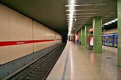U-Bahnhof Hohenzollernplatz noch mit ursprünglicher Pfeilerverkleidung