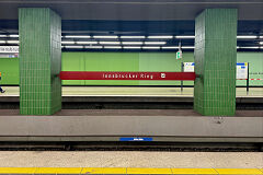 U-Bahnhof Innsbrucker Ring mit neugestalteter Hintergleiswand