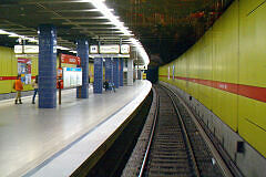 Einfahrt in den U-Bahnhof Josephplatz