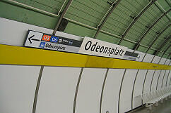 Leitsystem Odeonsplatz – Wegweiser U4/5-Bahnsteig neu mit Bahnhofsnamen