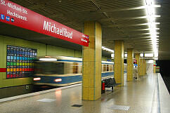 Einfahrender A-Wagen im U-Bahnhof Michaelibad