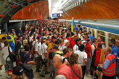 U-Bahnhof Marienplatz vor dem WM-Achtelfinale Deutschland-Schweden 2006