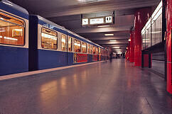 U-Bahnhof Odeonsplatz (U3/U6) im Jahr 1974 mit altem Zugzielanzeiger