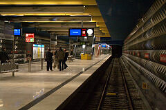 Einfahrt in den U-Bahnhof Olympia-Einkaufszentrum (U3)