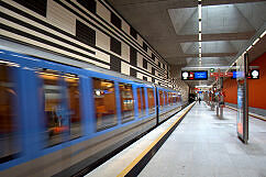 Ausfahrender Eröffnungszug im U-Bahnhof Oberwiesenfeld