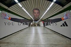 Verbindungstunnel von der U4/5-Ebene zur U3/U6-Ebene im U-Bahnhof Odeonsplatz zur EM 2024 mit Manuel Neuer als Adidas-Werbung