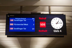 TFT-Zugzielanzeiger im U-Bahnhof Olympiazentrum
