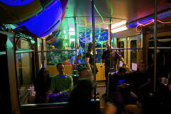 Fahrt in der Party-U-Bahn: Blick in den Clubwagen