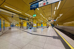 Querbahnsteig mit Aufgängen zur U3/U6 im U-Bahnhof Sendlinger Tor (U1/U2)