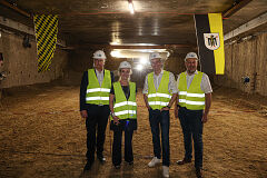 Tunnel-Durchstich: Abteilungsleiter U-Bahn-/Tunnelbau Reiter, Baureferentin Ehbauer, OB Krause, Hauptabteilungsleiter Kressierer