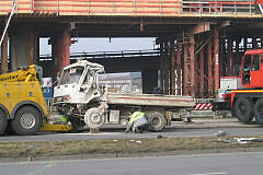 Unfall Studentenstadt - Der beschädigte LKW wird abgeschleppt