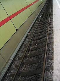 Spuren der Entgleisung im U-Bahnhof Michaelibad
