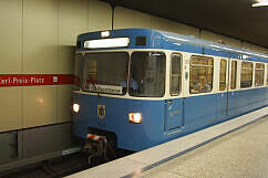 U-Bahn im Papsteinsatz im U-Bahnhof Karl-Preis-Platz