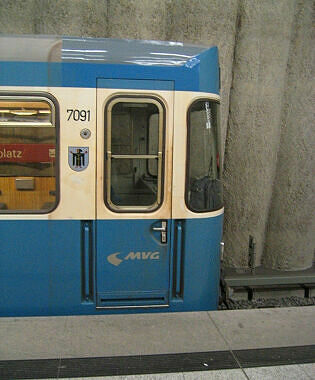 A-Wagen-Prototyp 091 im U-Bahnhof Mangfallplatz