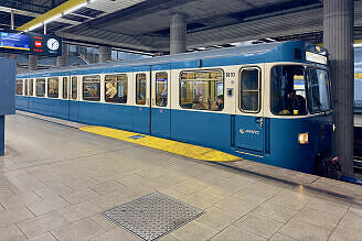 A-Wagen-Prototyp 093 als U4 im U-Bahnhof Max-Weber-Platz