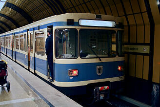 A-Wagen 101 als dort endende U5 im U-Bahnhof Theresienwiese