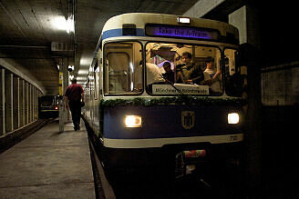 Fahrt in der Party-U-Bahn: warten auf die Weiterfahrt in der Abstellung Harthof