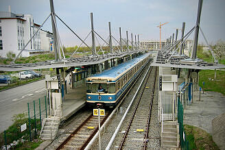 A-Wagen 104 als dort startende U6 im U-Bahnhof Garching-Hochbrück