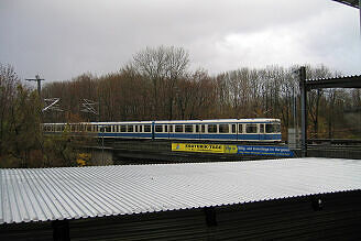 A-Wagen 103 und 104 auf dem Güternordring über der eingehausten Trasse der U6