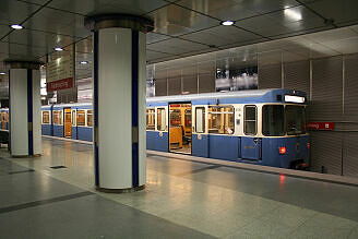 A-Wagen 105 als dort startende U2 im U-Bahnhof Feldmoching