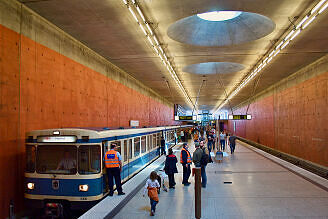 A-Wagen 106 wird im bauma-Messeverkehr als U2 im U-Bahnhof Messestadt West abgefertigt