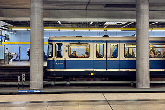 A-Wagen 106 als U4 im U-Bahnhof Max-Weber-Platz
