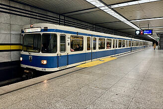 A-Wagen 106 als U4 im U-Bahnhof Prinzregentenplatz