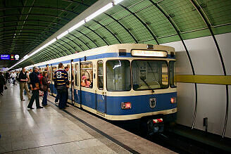 A-Wagen 113 als U5 im U-Bahnhof Odeonsplatz