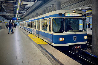 A-Wagen 113 als U4 im U-Bahnhof Max-Weber-Platz