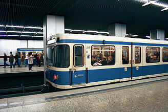 A-Wagen 117 als U2 im U-Bahnhof Hauptbahnhof