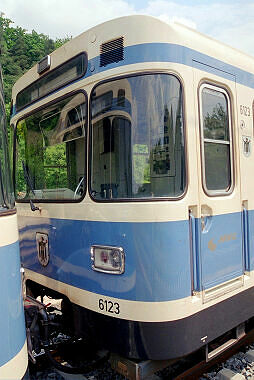 A-Wagen 123 während der Überführung nach Nürnberg mit bereits auf schwarz umgebauten ZZA