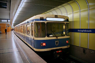 A-Wagen 124 als U6 im U-Bahnhof Holzapfelkreuth