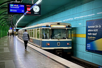 A-Wagen 124 als U4 im U-Bahnhof Böhmerwaldplatz